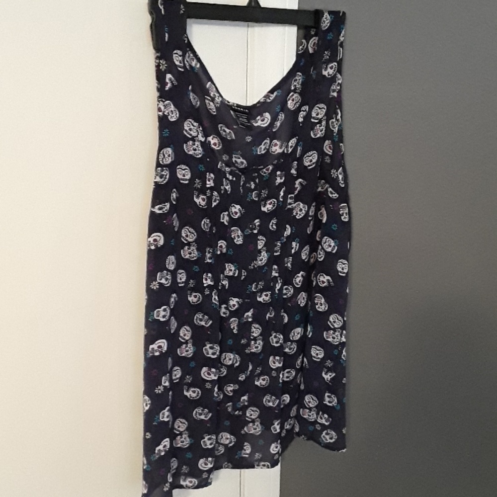 Size 1 torrid flowy blouse skulls split back